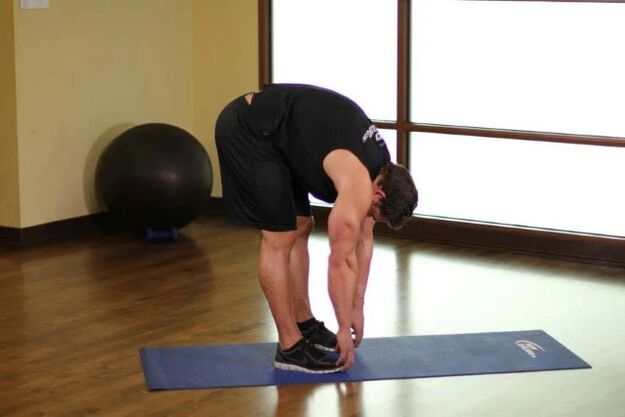 Упражнение за тазобедрена артроза - накланяне с докосване на краката