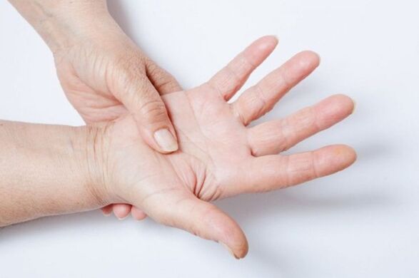 Изтръпването на ръцете е един от симптомите на лумбалната остеохондроза