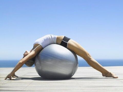 Фитбол упражнения за остеохондроза на гръбначния стълб