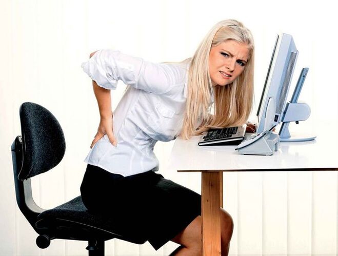 момиче има болки в гърба